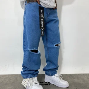 Jean oversize azul claro roto rodilla
