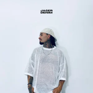 Camiseta over tejido blanco